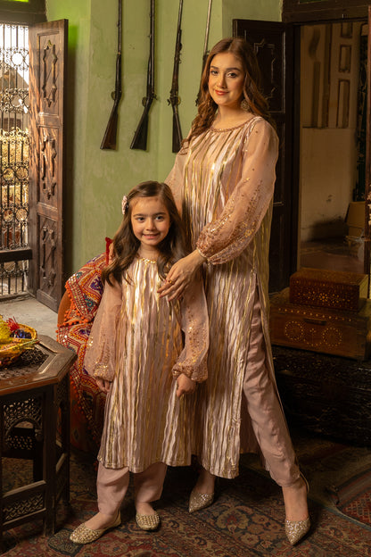 same clothes for mom and daughter